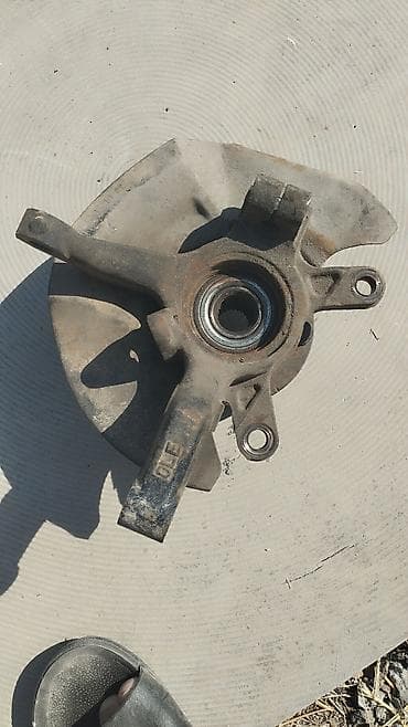 Передняя правая Ступица Suzuki 2002 г., Б/у, Оригинал, Япония — 3