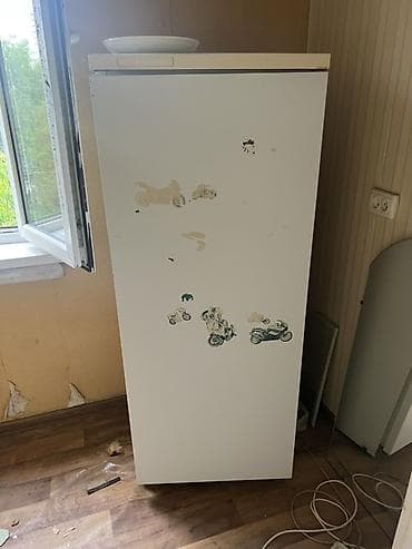 Однокамерный холодильник с верхней морозильной камерой