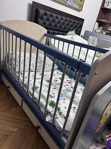 Балдар үчүн столдору: Детская кроватка с бортиками и нижними выдвижными ящиками. - — 3