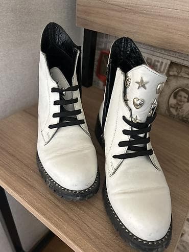 Белые женские ботинки в стиле casual/rock.
1500с размер 37 осенние