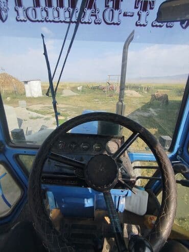 мотоцикл квадроцикл: Трактор колёсный, кабина с остеклением по периметру. Внутри: - Панель — 6