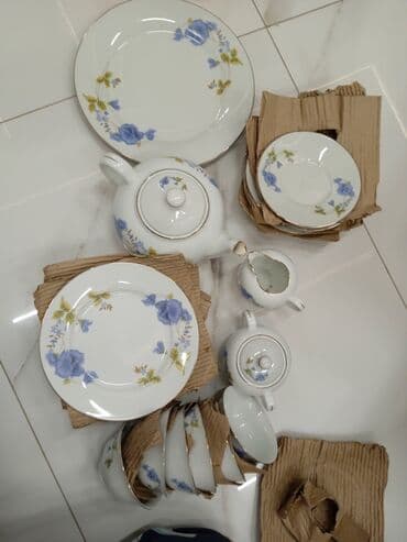 посуды набор: 1) В комплекте: чайник с крышкой, сахарница с крышкой, молочник — 1