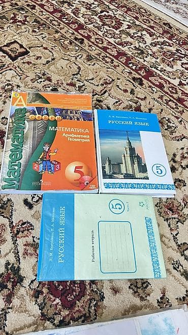планет: Продаются комплекты книг. С 1-8классы все в хорошем состоянии отдам по — 9