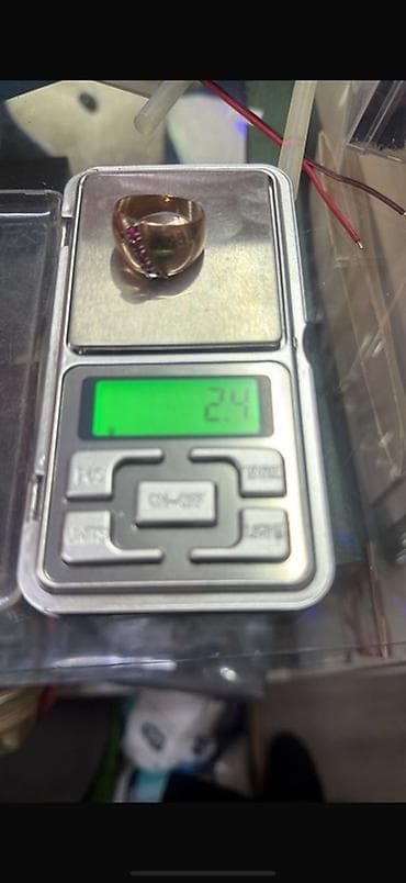 Золотое кольцо с вставками рубинового цвета проба 375 граммы 5000 сом