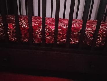 Детская кроватка с бортиками и ящиком для хранения - Материал: темное