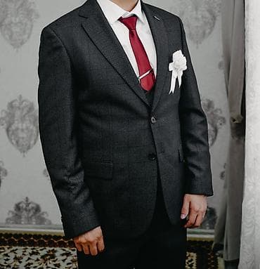 купить классический костюм мужской: Мужской классический костюм-тройка в темно-сером цвете. Состав — 2