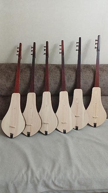 Карагайдан туюк чабылган сапаттуу комуздар бар. 💰 Баасы — 4 000 сомдон