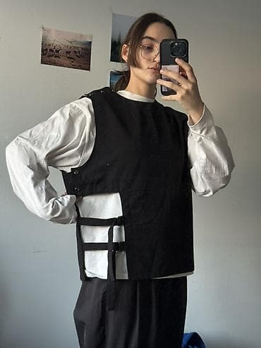 жилетка юникло: Универсальная черная жилетка на кнопках - Модель: прямой крой, длина — 2