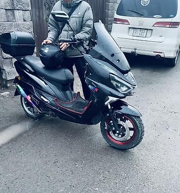 кант обмен на квартиру: Скутер/макси-скутер черного цвета с тюнингом и туристическим — 1