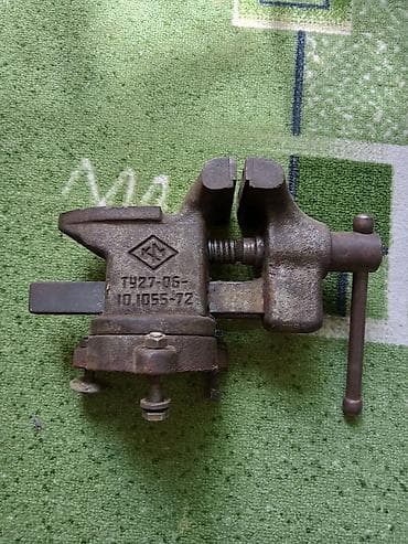 Тиски слесарные настольные с поворотным основанием -