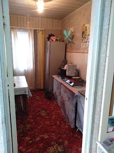 Аренда домов: Продаётся дом центр район площади, саманный, участок 4.8 соток, три — 6