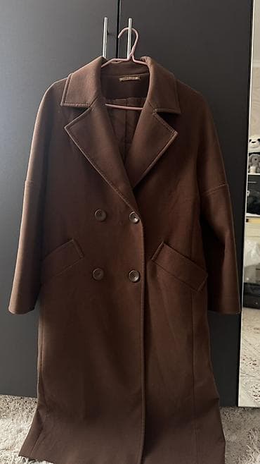 Два женских пальто. 1) Классическое двубортное пальто, цвет