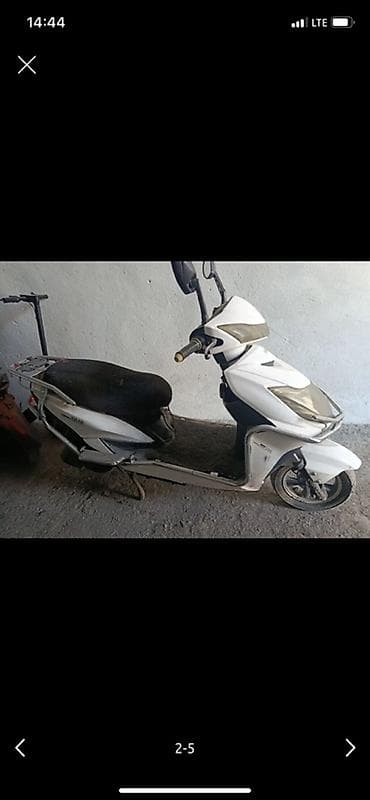 сиденья на бус: Скутер/мопед, белый цвет, компактный городской формат. Описание: - — 1