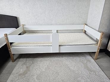 Детская кровать-домик (низкая) с бортиками и матрасом.Почти новая