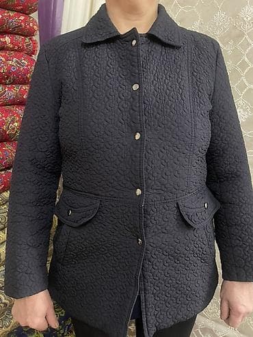 короткий пиджак: Стеганая женская куртка темно-синего цвета, застегивающаяся на кнопки — 1