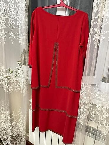 коктейльные платья: Элегантное красное коктейльное платье с длиной до колена, идеально — 2