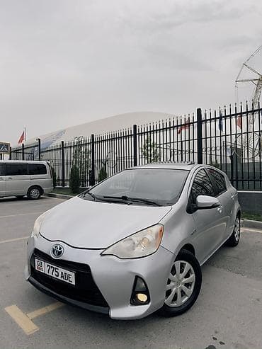 Toyota Prius C: 2012 г., 1.5 л, Автомат, Гибрид, Хэтчбэк