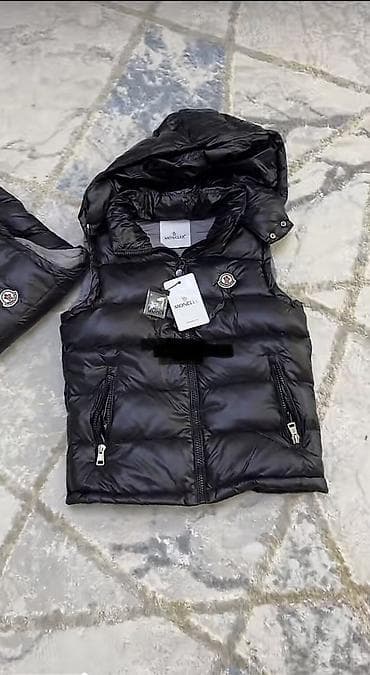 Пуховая жилетка Moncler, черная - Материал: глянцевая нейлоновая