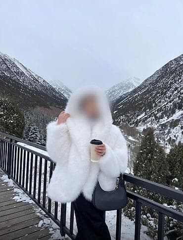 женский белый плащ: Шуба, Короткая модель, С капюшоном, Все размеры — 2