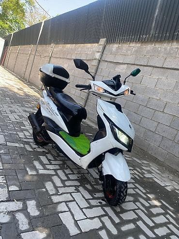 скутер пот выкуп: Скутер/мопед класса 50–125 см³ (визуально) в городском стиле, белый — 3