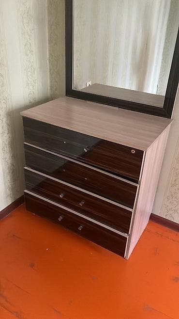 Стулья, табуретки: Спальня: кровать с высоким изголовьем и комод с зеркалом - Кровать — 4