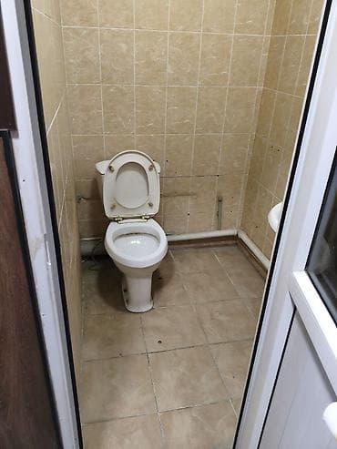 отдельный вход: Сдаётся небольшое помещение с санузлом и отдельным входом. - — 1
