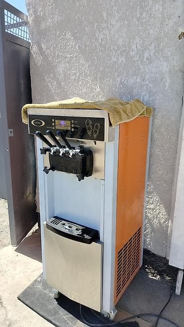 черный ящик: Профессиональный аппарат для мягкого мороженого (фризер) с тремя — 1