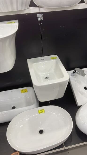 крышки унитаза: Белое керамическое биде классического дизайна с отверстиями для — 2