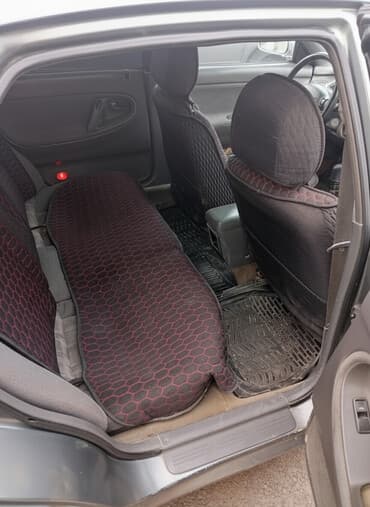 Легковой автомобиль седан, темно-серый, 4 двери. Комплектация и