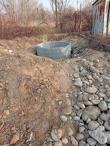 стойки бетонные: Устанавливаем кольца, слив/конализация капаем. Фундамент тоже — 2