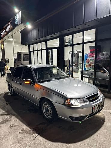 Представлен седан Chevrolet Nexia серебристого цвета. Автомобиль