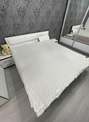 кровать срочно: Продаю двухспальную кровать! Без матраса Размер 200*180 см — 1