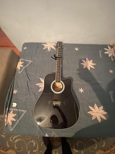 Акустическая гитара с вырезом (формат дредноут), черный глянцевый