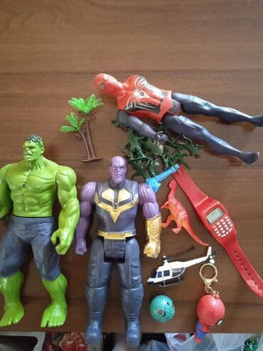 машинка на управление: Набор разнообразных игрушек для детей. Включает в себя фигурки людей — 4