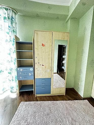 Детский гарнитур кровать на колёсиках, стол компьютерный, шифонер и