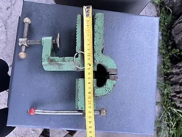 тиски большие: Столярно-слесарные тиски с креплением к столешнице (струбцина). - — 2