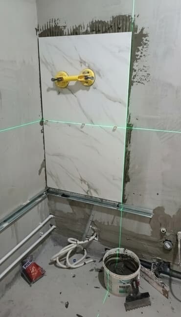 услуги кафельщика бишкек: Подготовка стен для укладки, Подготовка стен для грунтовки, Резка плитки | Керамическая плитка, Керамогранитая плитка, Мозаичная плитка | Вертикальная укладка, Диагональная укладка, Горизонтальная укладка Больше 6 лет опыта — 1