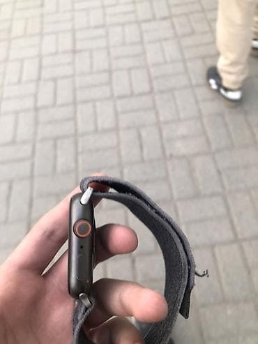 Смарт‑часы в стиле Apple Watch с прямоугольным экраном и боковой