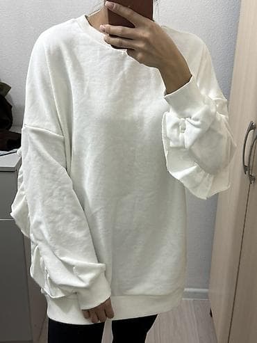 Свободный белый свитшот с декоративными рюшами по рукавам. - Цвет — 1