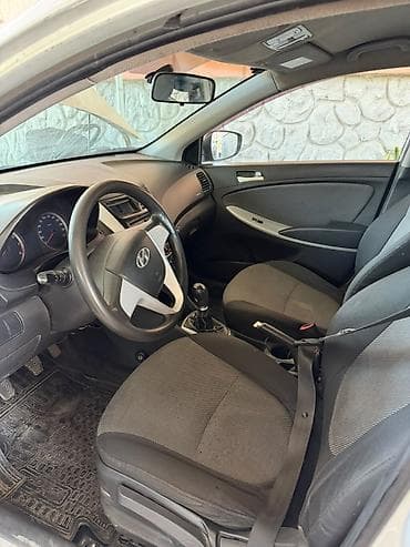 Унаа: Hyundai Accent: 2011 г., 1.4 л, Кол менен иштөөчү, Бензин, Седан — 4