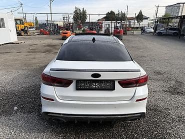 посадка машины: Белый седан бизнес-класса с динамичным дизайном и спортивными — 4