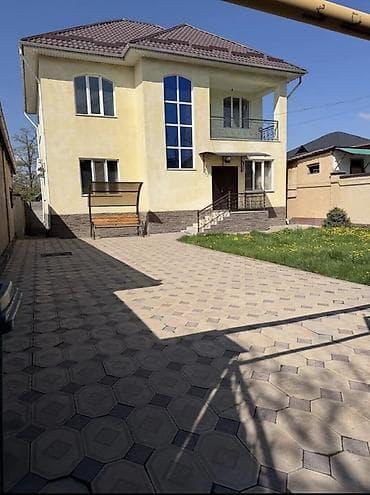 Просторный двухэтажный дом с двориком и парковкой на участке. -