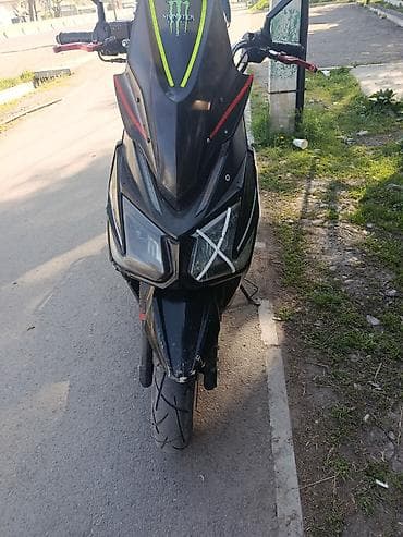 мото бишкек: Скутер спортивного стиля, черный с красными и неоново‑жёлтыми — 1