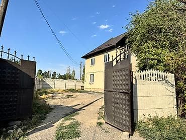 Просторный двухэтажный дом с внешним двором, идеально подходящий для