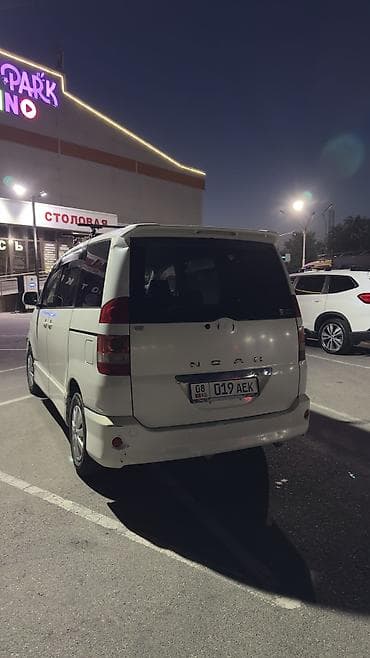 машины китайцы: Toyota Noah: 2002 г., 2 л, Автомат, Бензин, Минивэн — 4