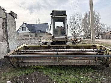 Сельскохозяйственный самоходный кормоуборочный комбайн с подборщиком и