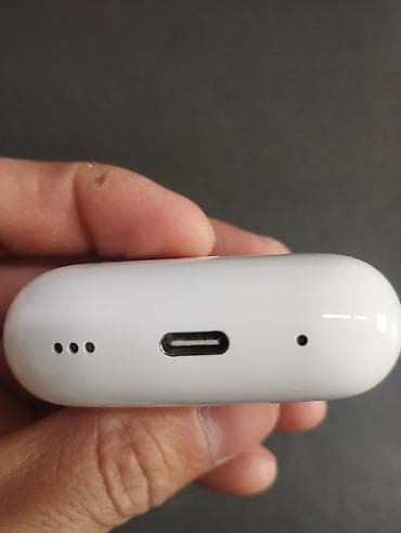 Беспроводные наушники в зарядном футляре (форм-фактор «вакуумные