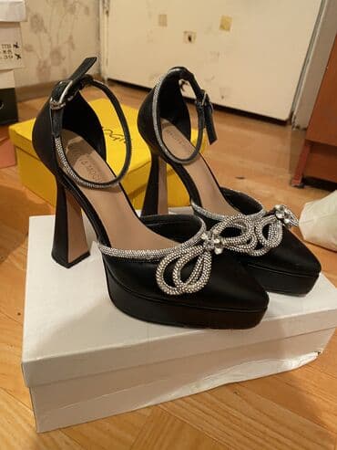 высокие каблуки: Купила за 4500 в тц Бета Сторис есть дефект на ремешкепоэтому по — 6