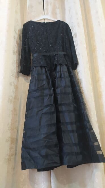 вечерний костюм: Вечернее платье. Размер S.
Надевалось один раз на выпускной — 2