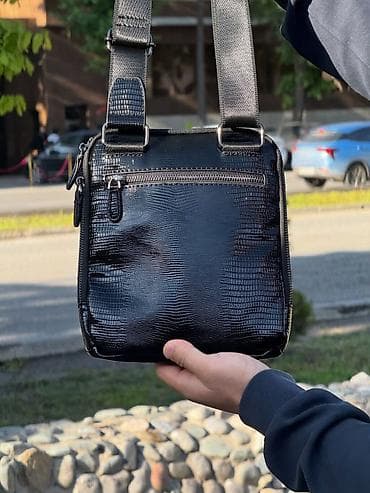 Мужская сумка через плечо, компактная и функциональная. - Материал